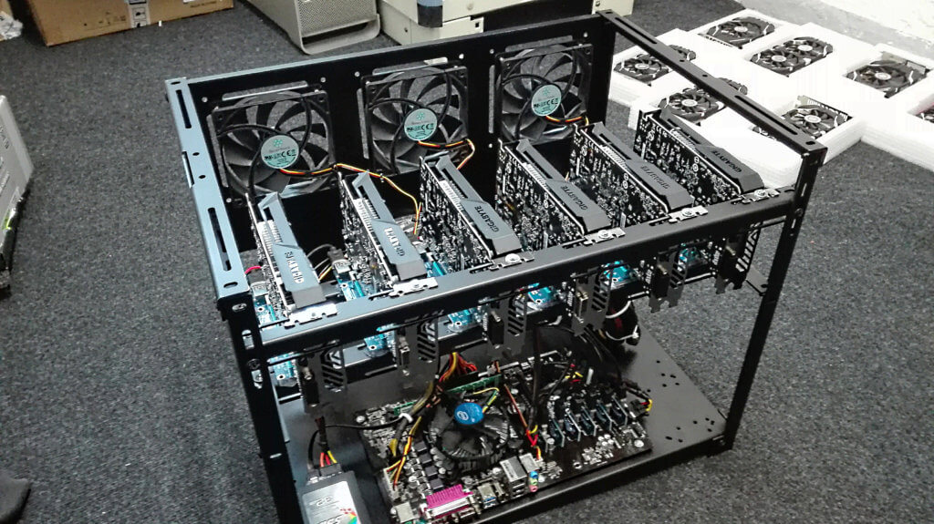 Mining rig na ťažbu kryptomeny